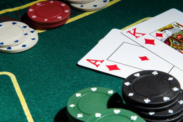 Three Card Poker payout table displayed on evade platform showing bet types and hand rankings